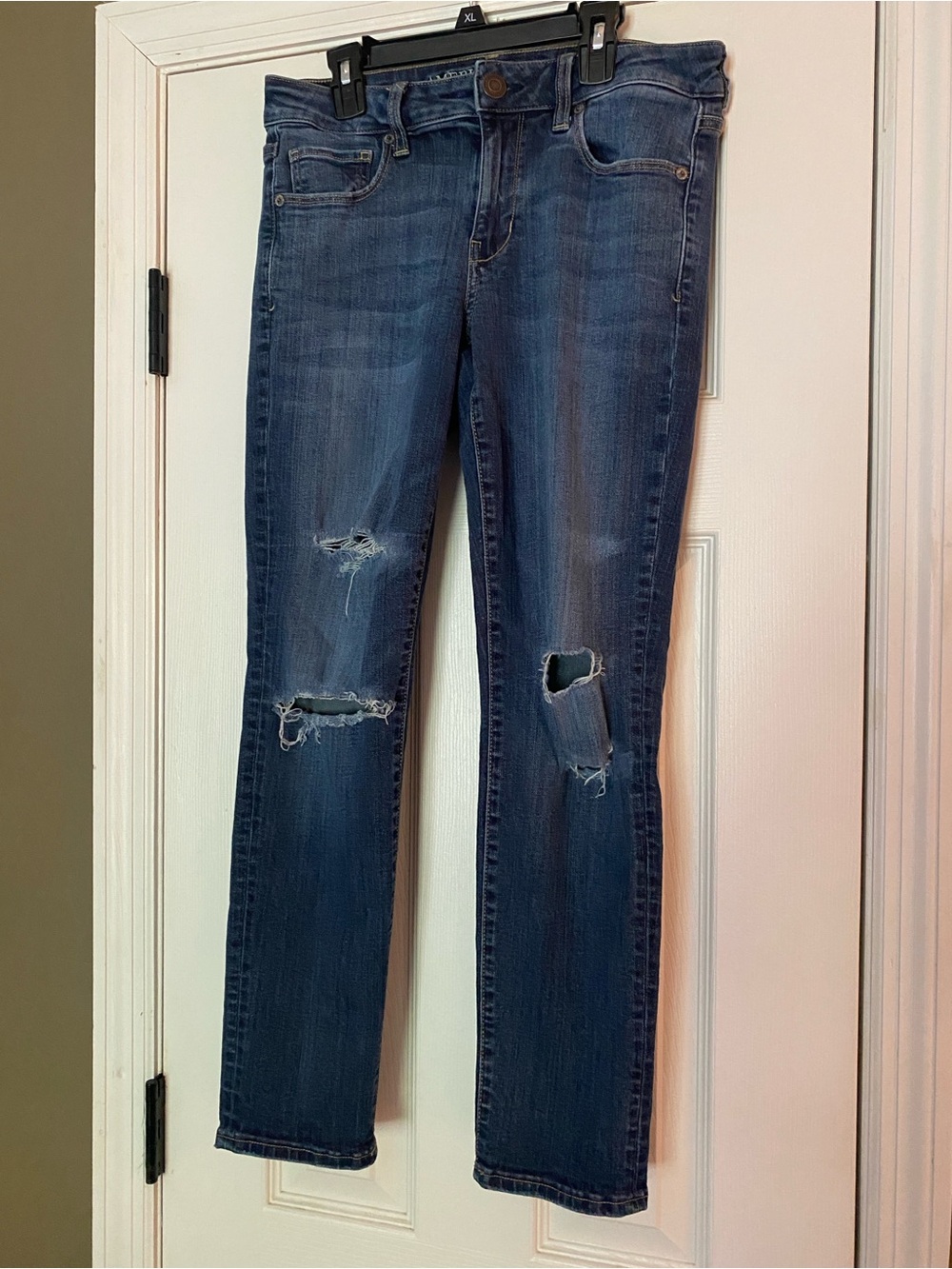 American Eagle Outfitters Women’s Ripped Dark Blue Skinny Jeans - size 8 short